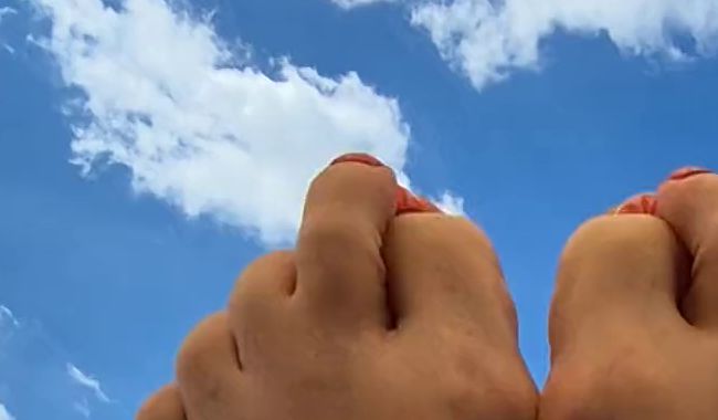 Meine Füsse bei bestem Wetter auf dem Balkon in Flipflops