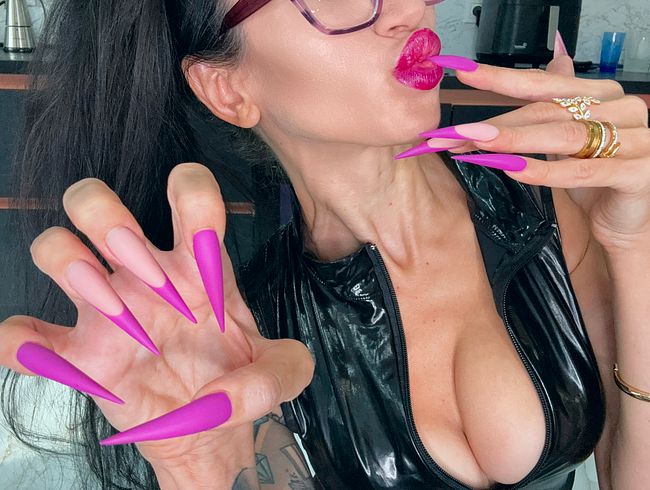 Neue lila Farbe Lange Nägel, scharfe Stilettos, Handflächen, Handjobs mit Spucke, schwarzes PVC auf mir