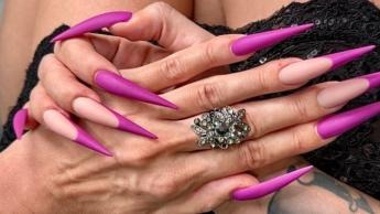 Neue lila Farbe Lange Nägel, scharfe Stilettos, Handflächen, lange Finger und Hände Anbetung, schwarzes Kleid auf