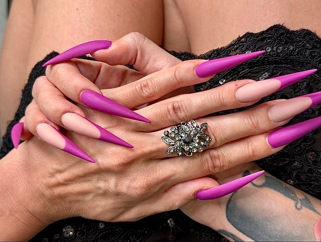 Neue lila Farbe Lange Nägel, scharfe Stilettos, Handflächen, lange Finger und Hände Anbetung, schwarzes Kleid auf