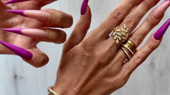 Neue lila Farbe Lange Nägel, scharfe Stilettos, Handflächen und lange Finger