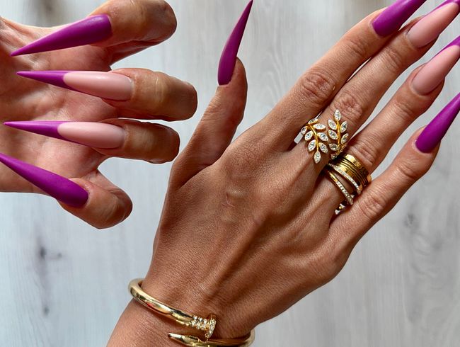 Neue lila Farbe Lange Nägel, scharfe Stilettos, Handflächen und lange Finger