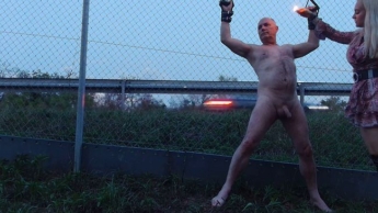 (Outdoor Session)Herrin wachst deine Brustwarzen am Autobahn-Zaun zu!