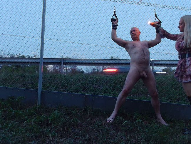 (Outdoor Session)Herrin wachst deine Brustwarzen am Autobahn-Zaun zu!