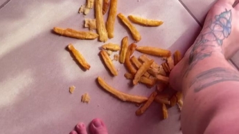 Pommes frites barfuß zerdrücken