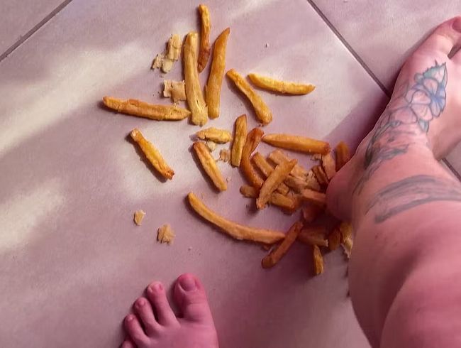 Pommes frites barfuß zerdrücken
