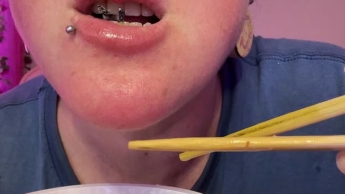 Ramen-Nudelsuppe mit Winzlingen für Riesinnen [4K]