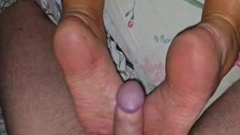Reinige meine schmutzigen Sohlen mit Sperma