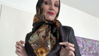 Satin KopftuchFashion Show, Satin Kopftuch und Lederjacke, JOI Lady Victoria
