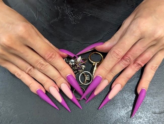 Schmuckfetisch, probiere meine Ringe an meiner neuen lila Farbe an. Lange Nägel, scharfe Stilettos
