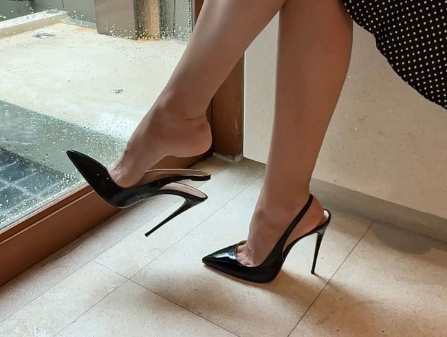 Schwarze klassische Stiletto High Heels ohne Fersenkappe, 12 cm Absätze bei mir und in einer tropischen Villa