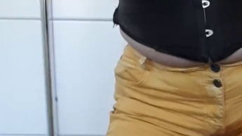 Von Gelb ins Dunkelgelb … so färbt sich meine Hose wenn ich darin pisse …