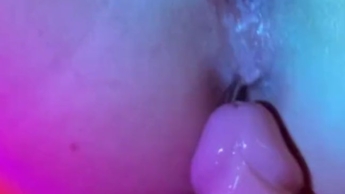 großer Dildo gleitet über nasse cremige Muschi, so nah necken meine nassen Löcher und nassen Kitzler