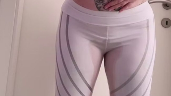 in weiße Leggings pinkeln