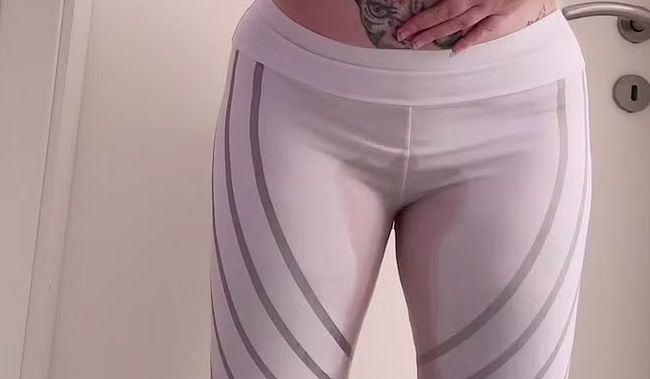 in weiße Leggings pinkeln