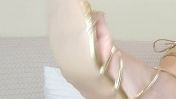 satinkleid und golden heels im querformat
