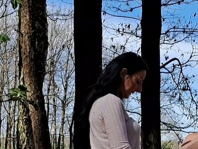 Abgespritzt und durchgefickt im Wald