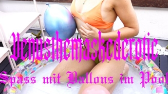 Ballons im Pool. Teil 1