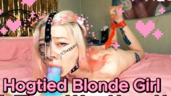 Blondes Mädchen im Hogtie mit Drei-Wege-Nasenhaken.