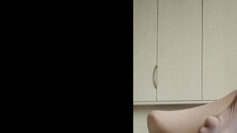 Carmen Nylonjunge prüft Bodystocking für Ganzkörper