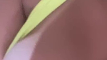 Coloque sua mão por dentro de meu short e sinta ela pegando fogo