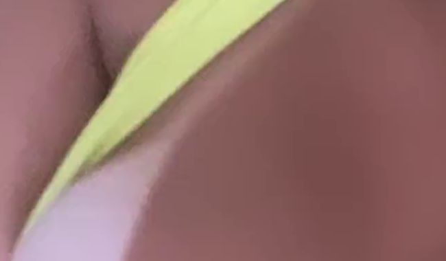Coloque sua mão por dentro de meu short e sinta ela pegando fogo