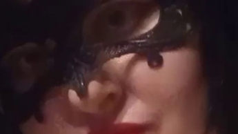 DOMINATRIX VERZAUBERT SIE MIT EINEM RAUCHZAUBER. SEXY STRIPTEASE.