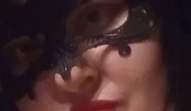 DOMINATRIX VERZAUBERT SIE MIT EINEM RAUCHZAUBER. SEXY STRIPTEASE.