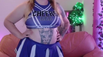 Freche Cheerleaderin gibt Ihnen eine Dosis Realität