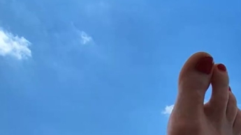 Füsse und Beine auf dem Balkon …. ich mach es mir gemütlich und genieße das Wetter