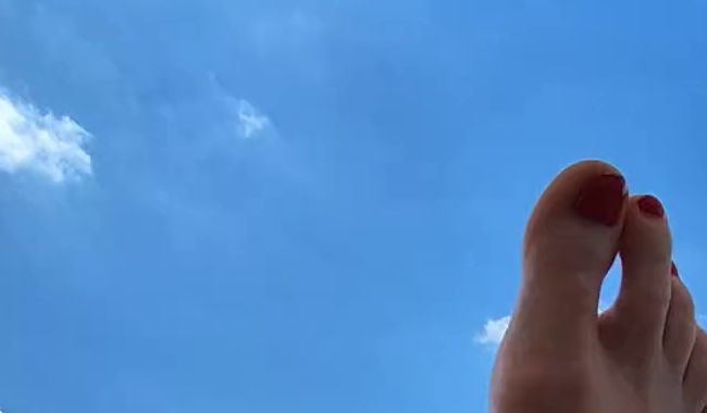 Füsse und Beine auf dem Balkon …. ich mach es mir gemütlich und genieße das Wetter