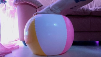 Fußspiel mit Beachball