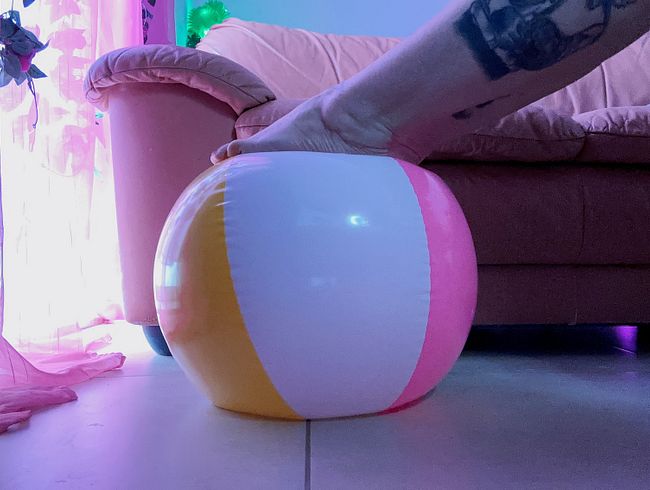 Fußspiel mit Beachball