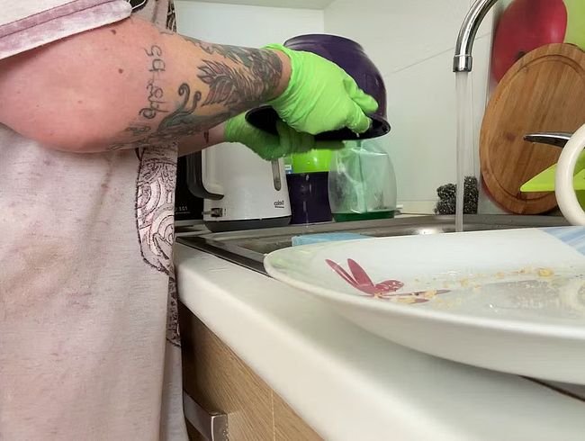 Geschirrspülen mit grünen Handschuhen