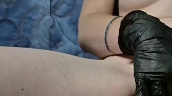 Ich besorge es mir selbst mit Latexhandschuhe