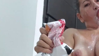 Ich genieße einen Blowjob mit viel Milch, die auf meine Titten läuft