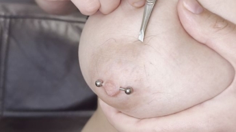 Ich ziehe meine Haare mit Pinzetten auf natürlichen Brüsten! BDSM! Schmerz!