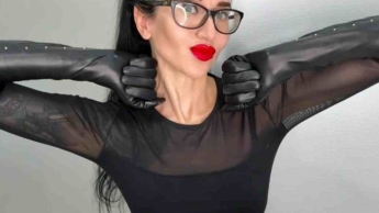 Lange schwarze Lederhandschuhe und Handjobs mit Spucke