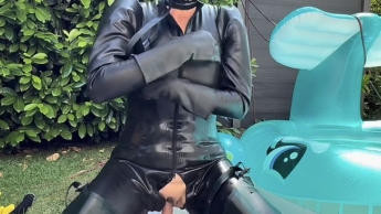 Latex, Pool & pure Lust – ich reite mich heiß”