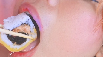 Leckeres Shushi und Passionsfrucht essen