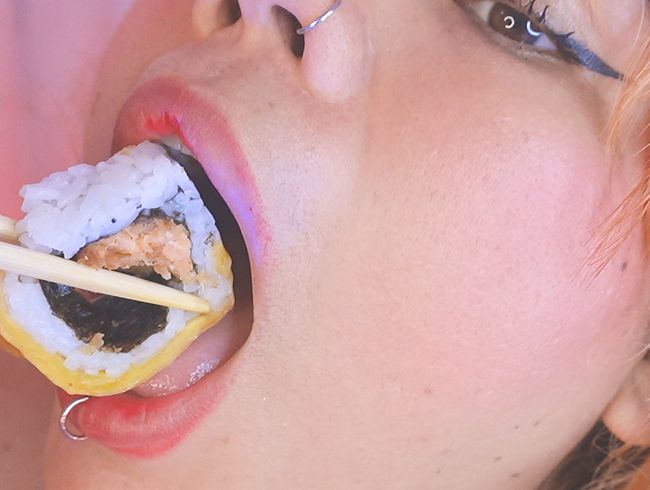 Leckeres Shushi und Passionsfrucht essen