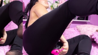 Lucy bringt ihre Muschi mit Leggings zum Vibrieren