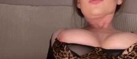 Mein Sklave, heute bin ich richtig nett zu dir! Pack deinen kleinen Loser Schwanz aus!
