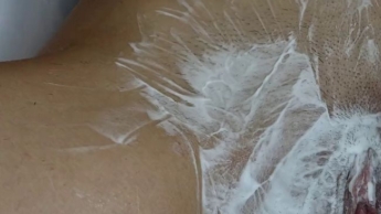 Nahaufnahme der Rasur der behaarten Muschi mit Trimmer und Rasierer!