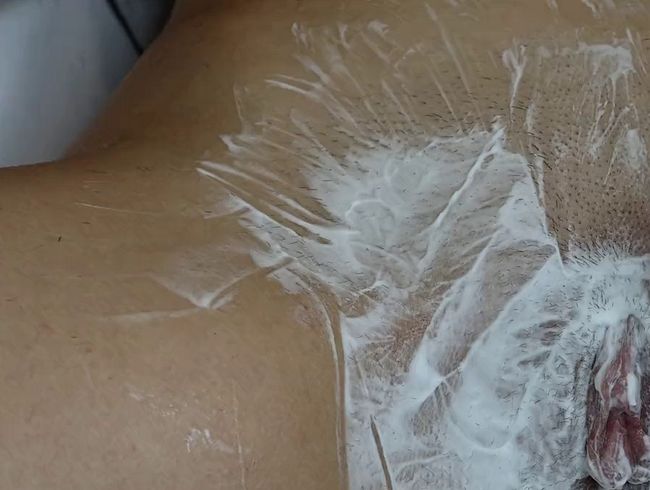 Nahaufnahme der Rasur der behaarten Muschi mit Trimmer und Rasierer!