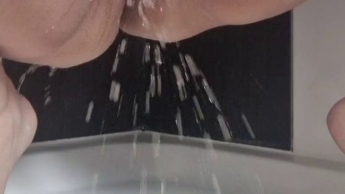 Natursekt in der Dusche – Golden shower
