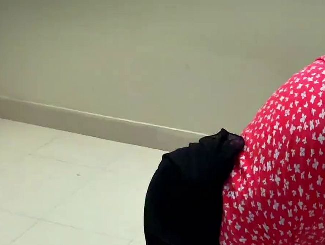 Riesiges PAWG-arabisch-muslimisches Hotelmädchen putzt mein Zimmer, dann sah ich ihren großen Hintern und wie sie masturbiert