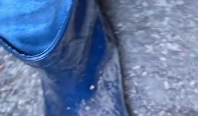 Schmutzige Gummistiefel im Garten – dirty rubberboots in the garden (ohne Ton)