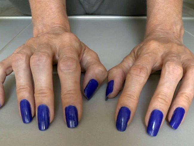 Schöne Fingernägel klopfen auf Steinboden, Joi, Lady Victoria