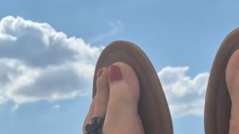 Sexy Füße in Flipflops – Entspannung auf dem Balkon (ohne ton)